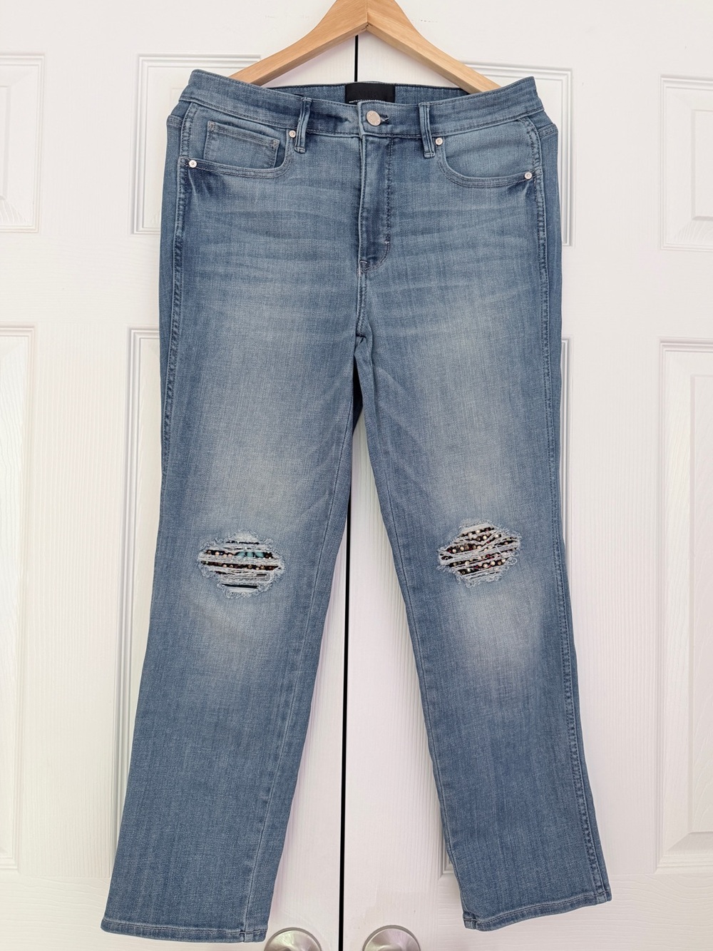 Women’s size 8 WHBM Blue Distressed High Rise Straight-Leg Cropped Jeans